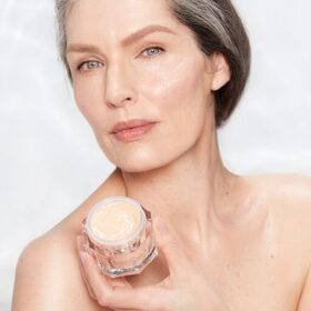 SET DE CUIDADO DE LA PIEL Y LOS LABIOS PARA UNA PIEL Y UNOS LABIOS MÁS LUMINOSOS Y VOLUMINOSOS